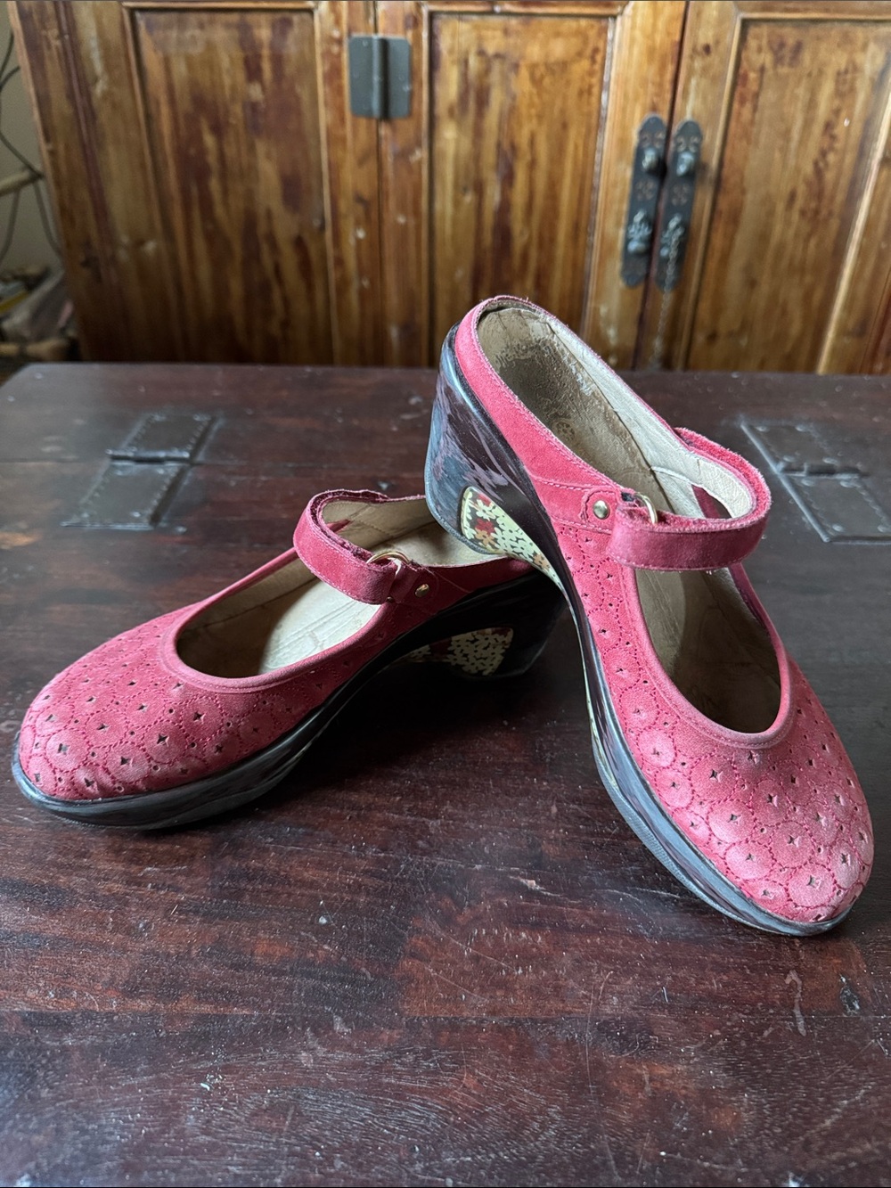 Women's Mary Jane Comfort Shoe in Red Suede